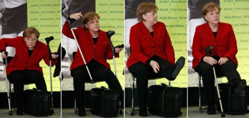 Merkel reaparece con muletas en la tradicional recepción infantil de Reyes