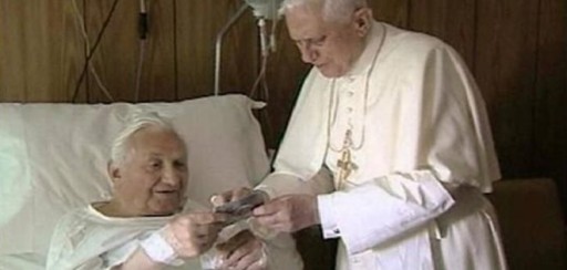 Benedicto XVI visita a su hermano en el hospital romano donde está ingresado