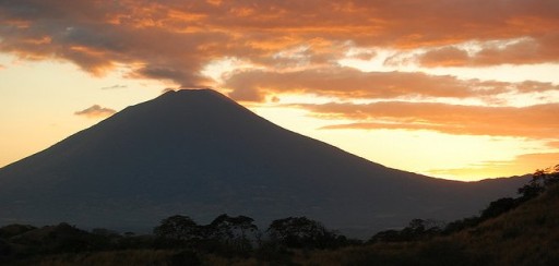 El volcán salvadoreño Chaparrastique tiende a la calma pero sigue amenazando
