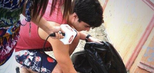 El actor Danilo Carrera recogió basura para ayudar a Salinas