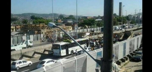 Varios heridos tras la caída de un puente peatonal en Río de Janeiro