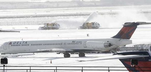 Aeropuerto JFK cierra temporalmente después de que avión patinara por heladas