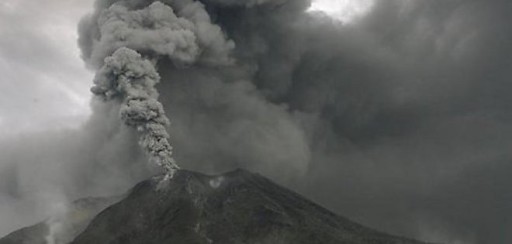 Indonesia amplía zona de emergencia tras nueva erupción del volcán Sinabung