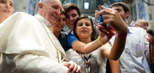 El papa &quot;bendice&quot; el mundo digital, pero advierte de algunos de sus peligros
