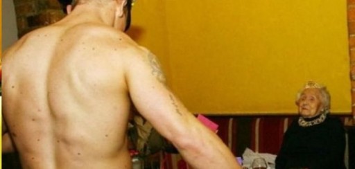 Abuela cumple 100 años y lo celebra con un Stripper