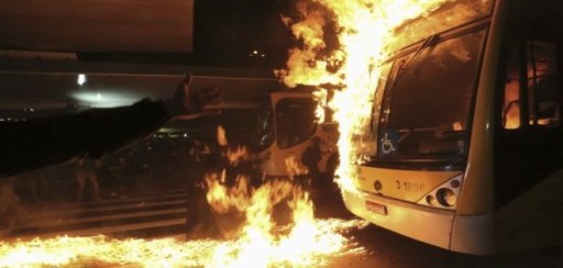 Incendian 3 autobuses en Brasil en respuesta a ocupación policial de cárcel