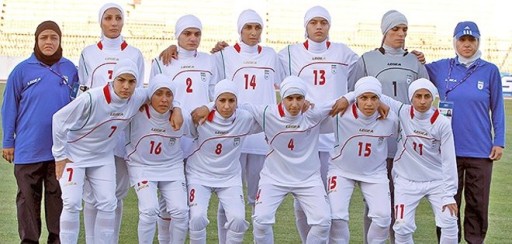 Expulsan a cuatro jugadores de fútbol femenino por ser hombres