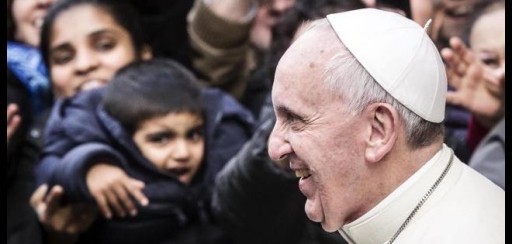 Papa dice que realidades como las parejas gays son un desafío educativo nuevo