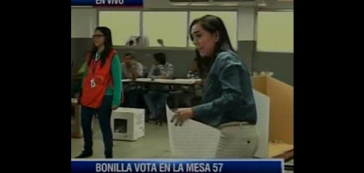 Viviana Bonilla llegó a votar hasta la Unidad Educativa FAE