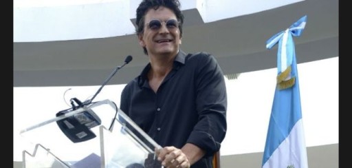 Ricardo Arjona inaugura escuela en Guatemala