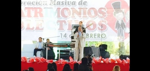 Armando Manzanero apadrinó boda colectiva en San Valentín