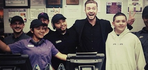 Justin Timberlake celebra con empleados de un taquería