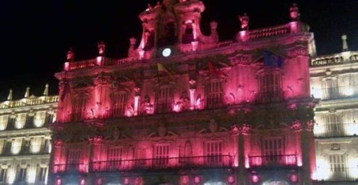 Monumentos amanecen de color rosa por lucha contra el cáncer de mama