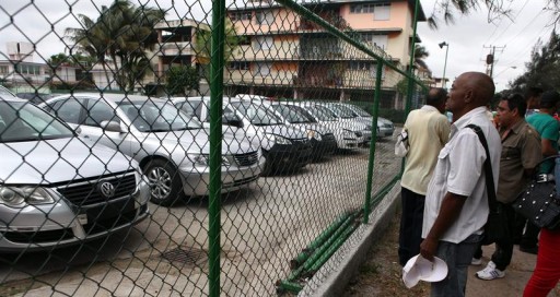 Venta minorista de vehículos en Cuba inicia con elevados precios