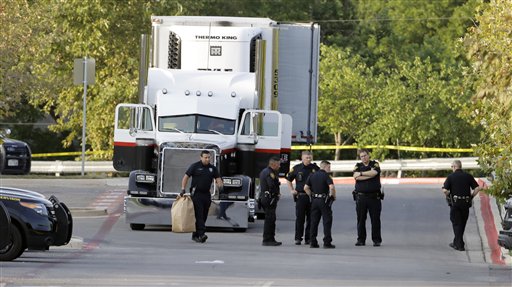 Hallan 8 cadáveres en un camión en Texas, en caso de tráfico de personas