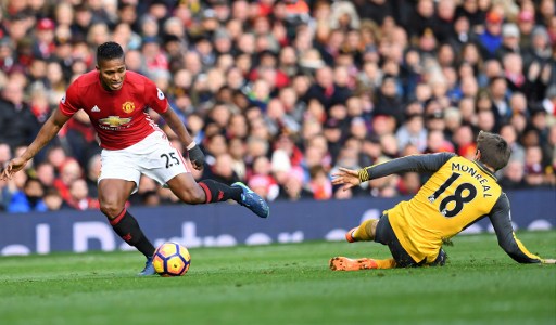 Antonio Valencia protagoniza jugada polémica en partido del Manchester United