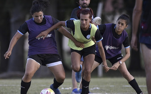 En Argentina habilitan a la primera futbolista profesional trans