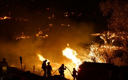Un muerto durante el gigantesco incendio forestal en Los Ángeles