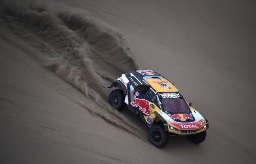 Peterhansel y Sunderland comandan el rally Dakar en autos y motos