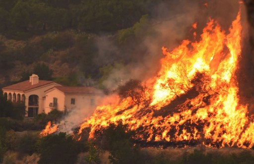 Un bombero muere en el incendio Thomas en California