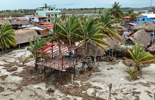 El huracán Erik causó numerosos daños materiales en la costa de México.