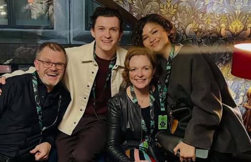 Zendaya posa con sus suegros en una fotografía junto a Tom Holland.