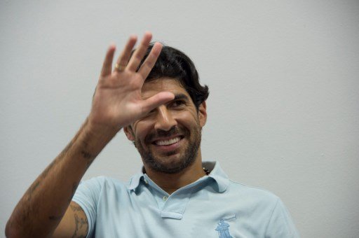 El &#039;Loco&#039; Abreu ficha por su club #28 y agranda su récord
