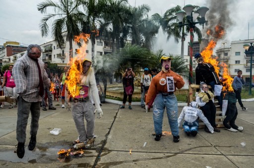 &quot;Quema de Judas&quot;: monigotes de Maduro y Capriles arden en Venezuela