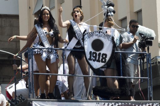 Carnaval callejero reúne a una multitud en el centro de Río