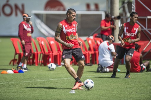 Perú visita a Venezuela con la esperanza de seguir en pelea