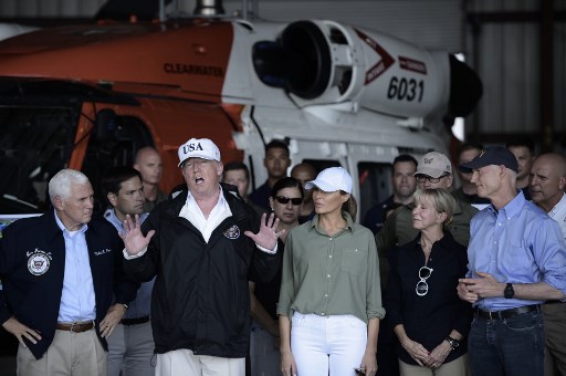 Trump visita Florida tras paso de Irma mientras se investiga muerte de ancianos