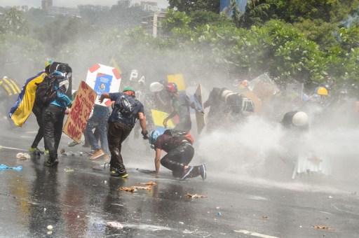 Opositores van con bombas de excremento a marcha contra Maduro en Caracas