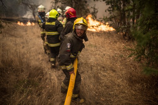 Unas 5.000 personas han sido evacuadas por incendio forestal en el sur Chile