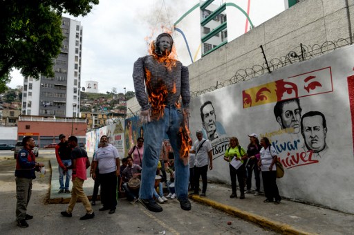&quot;Quema de Judas&quot;: monigotes de Maduro y Capriles arden en Venezuela