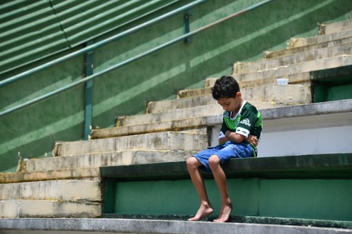 Hinchas dejan flores y rezan en el estadio de Chapecoense