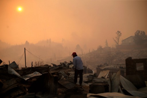Siete muertos y poblados arrasados por descontrolados incendios en Chile