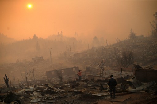 Siete muertos y poblados arrasados por descontrolados incendios en Chile