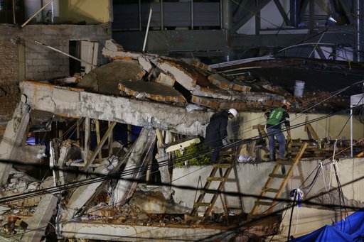 México resiste a la lluvia y la noche para continuar rescate tras fuerte sismo
