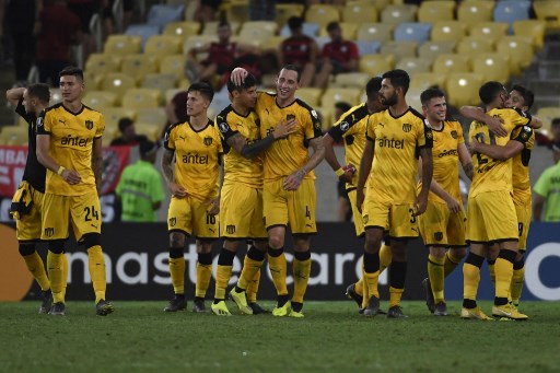 Peñarol complica a Liga de Quito tras vencer a Flamengo