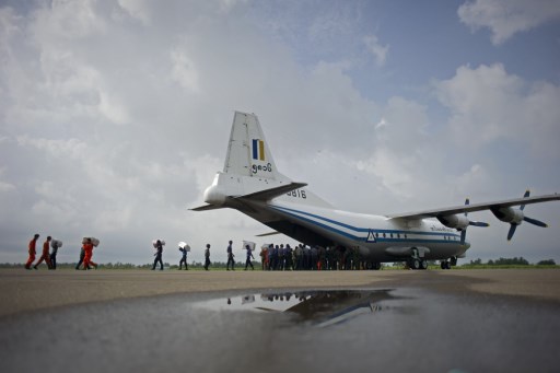 Hallan restos de avión birmano desaparecido con más de 100 personas a bordo