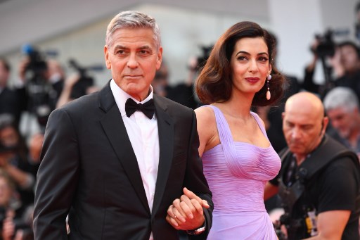 Los Clooney donan medio millón de dólares para reclamar mayor control de armas