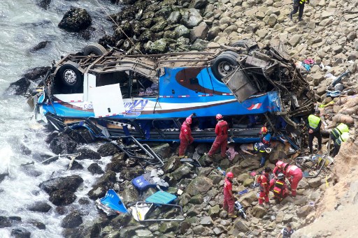 Se reanuda búsqueda de cuerpos tras accidente de bus que dejó 48 muertos en Perú