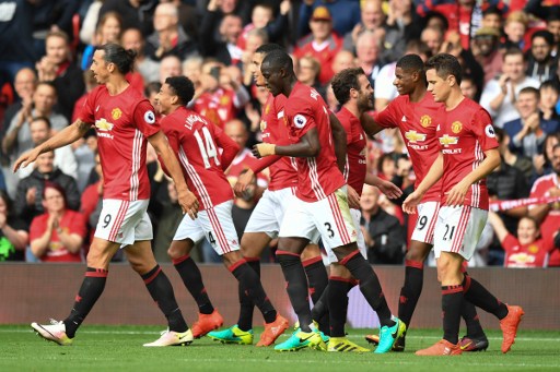 El Manchester United golea al Leicester con Valencia en cancha