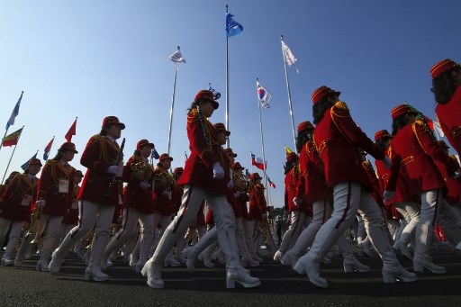 Deportistas norcoreanos fueron recibidos con bailes y canciones en Pyeongchang