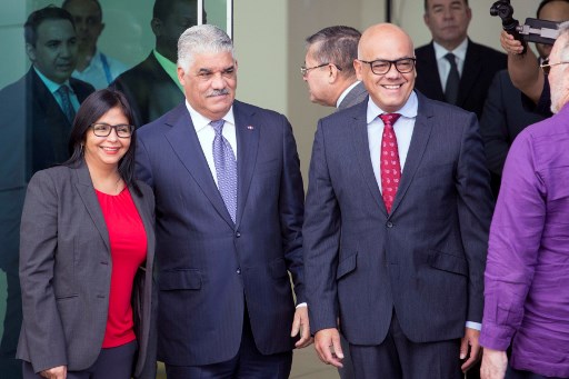 Gobierno de Venezuela y oposición prosiguen diálogo en República Dominicana