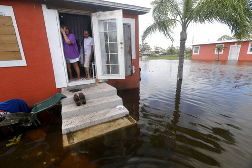 Trump visita Florida tras huracán, mientras se investiga muerte de ancianos