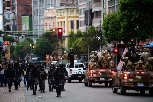 Policías y militares bolivianos salen a las calles ante anuncios de manifestaciones