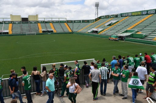 Hinchas dejan flores y rezan en el estadio de Chapecoense