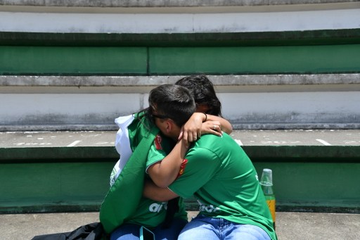 Hinchas dejan flores y rezan en el estadio de Chapecoense