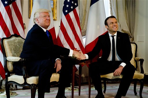 Un vigoroso apretón de manos de Trump para saludar a Macron
